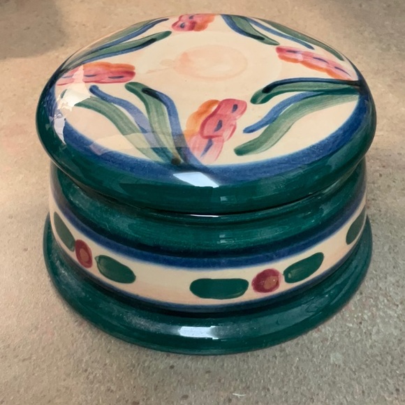 Gail Pittman covered dish.This can be a “keeper”of anything.Perfect condition. - Picture 5 of 5
